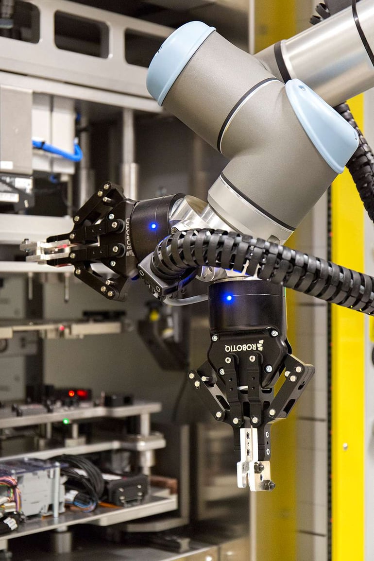 At Continental Automotive in Spain, UR robots equipped with dual grippers