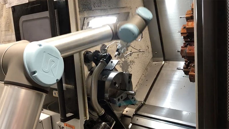 The-robot-is-controlling-the-machine-tool