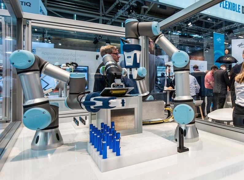 Three-UR3e-robots-assemble-flashlights-that-are-then-handed-over-to-the-trade-show-visitors