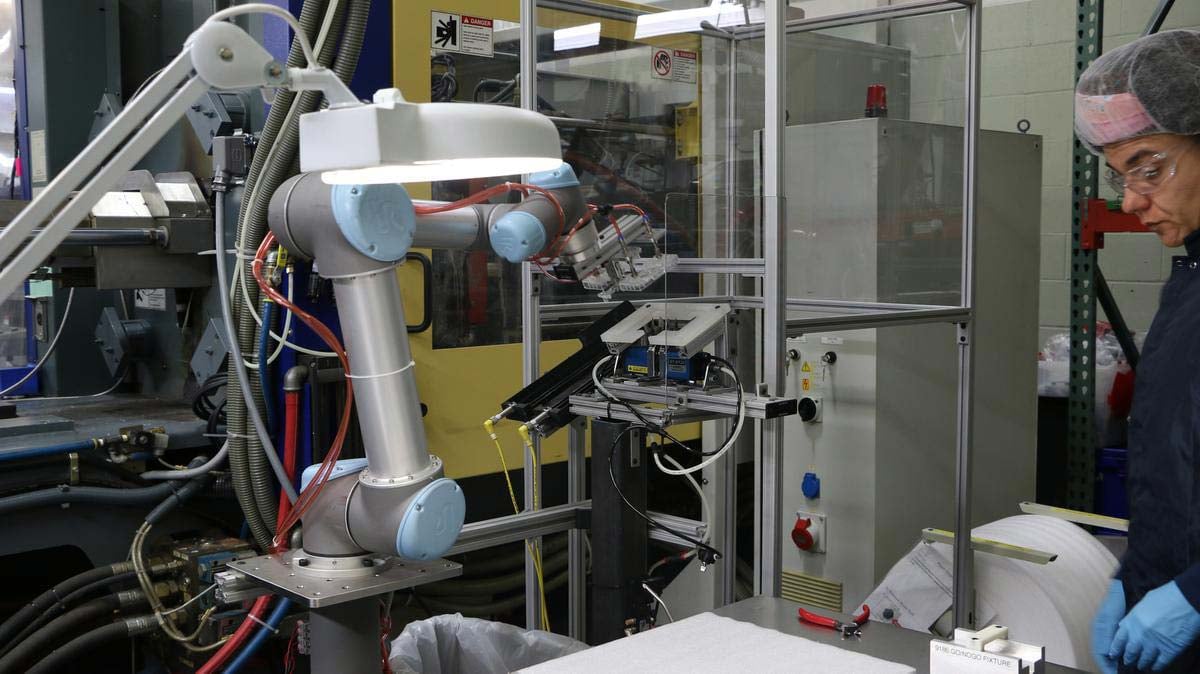 UR5 from Universal Robots works in tandem with a Cartesian robot at Dynamic Group