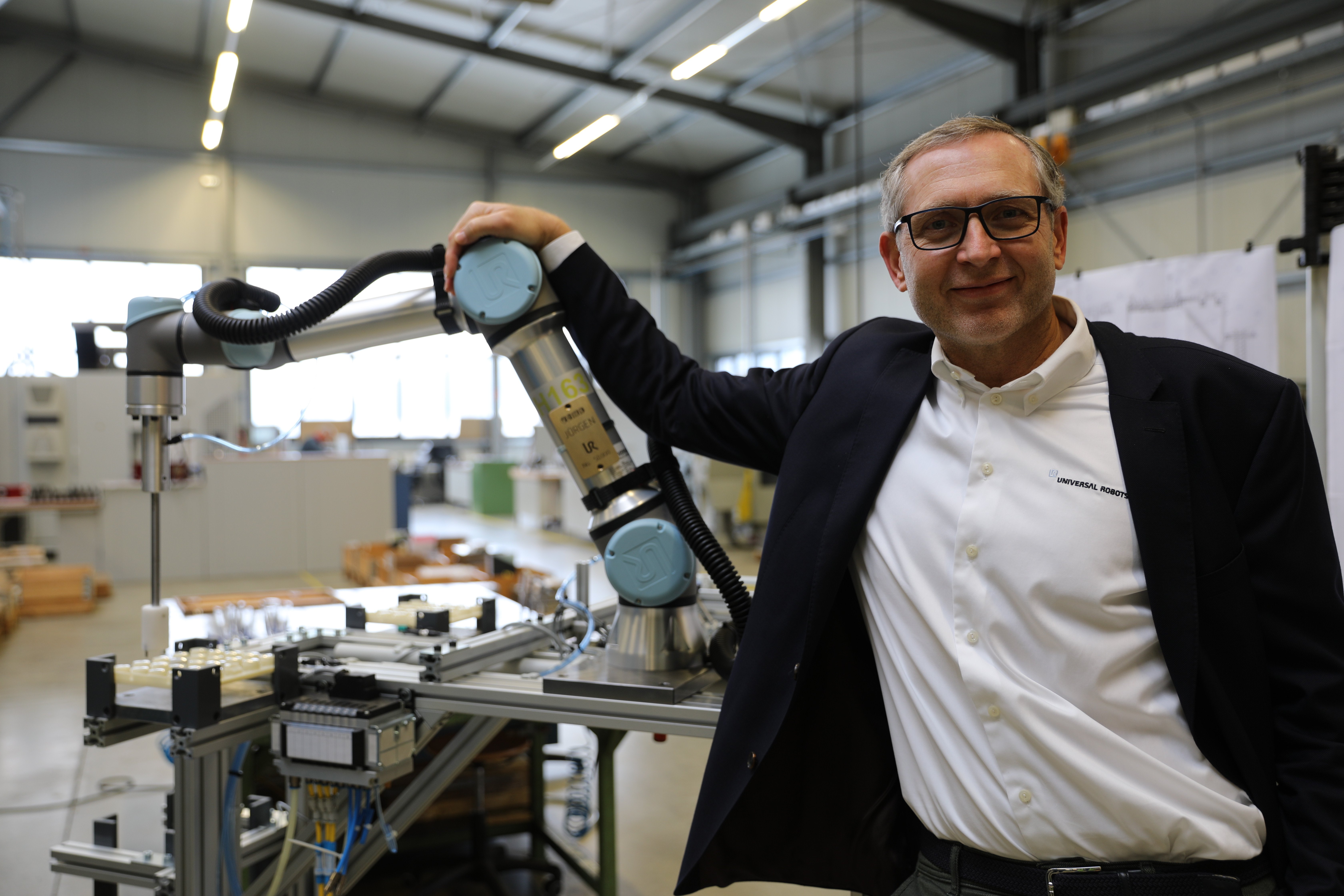 Jürgen Von Hollen, President of Universal Robots, personally handed over the cobot to VEMA GmbH in Germany