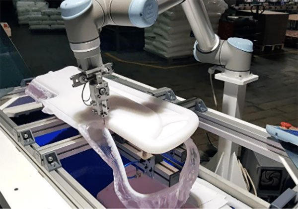 A-UR-Cobot-cuts-a-blow-molder-part-for-hospital-bed