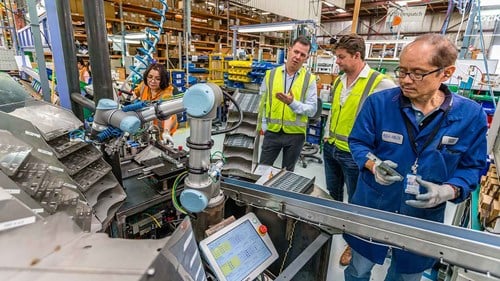 collaborative_robots_in_assembly_line_for_locks_and_-hinges_assa_abloy