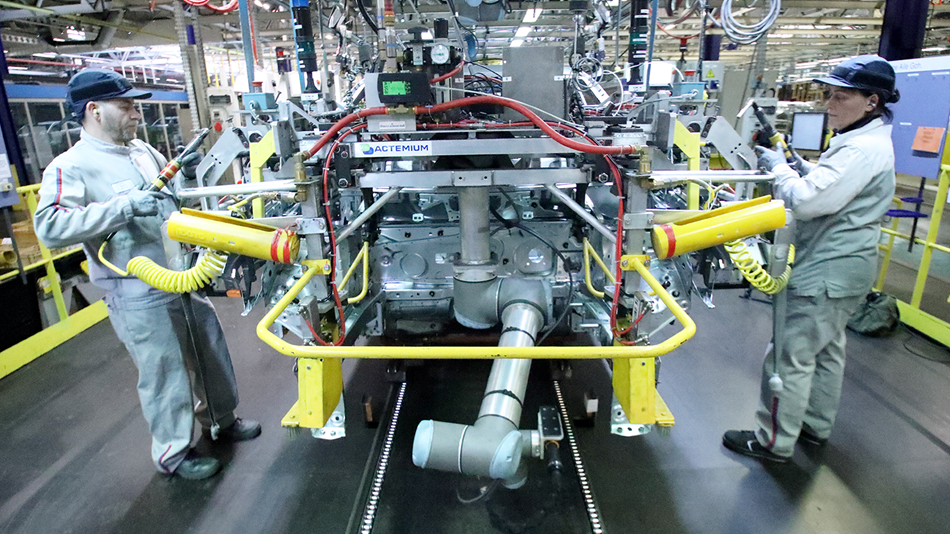 french_automotive_uses_collaborative_robots_for_screw_driving_and_assembly