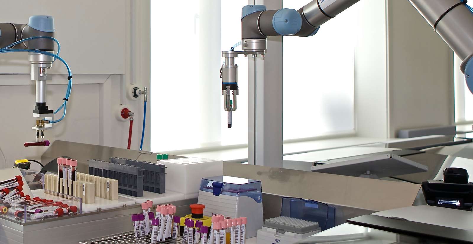 UR5_robot handling blood samples_1-1600px